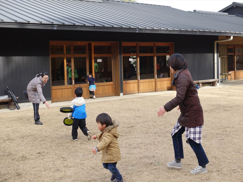 僕たちはまだいれてもらえないんだ 僕たちはまだいれてもらえないんだ