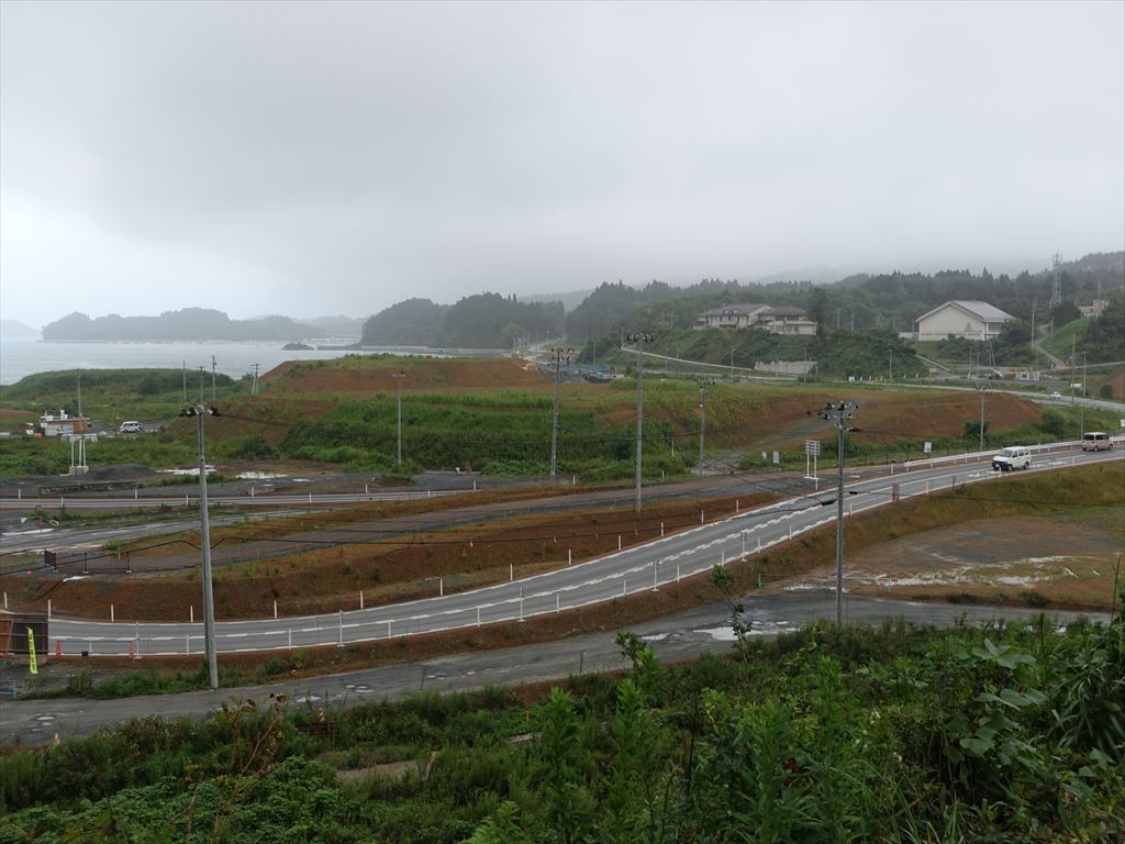 旧戸倉小の跡地は土盛りされて